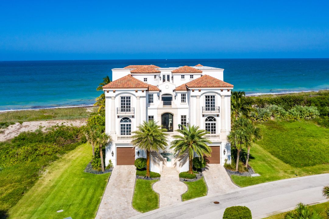 Recently Sold: $5,475,000 (6 beds, 7 baths, 9504 Square Feet)