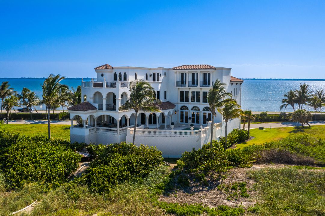 Recently Sold: $5,475,000 (6 beds, 7 baths, 9504 Square Feet)