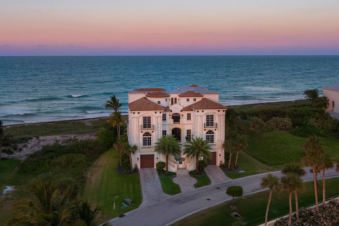 Recently Sold: $5,475,000 (6 beds, 7 baths, 9504 Square Feet)
