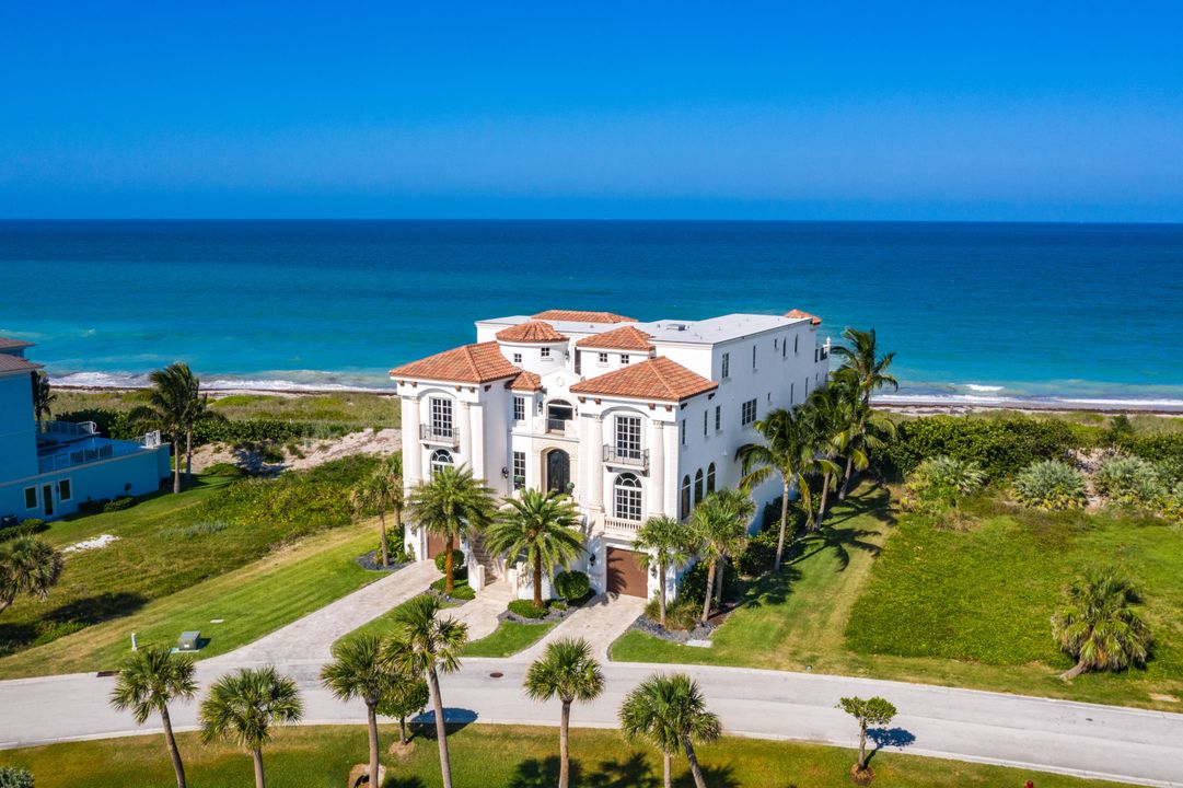 Recently Sold: $5,475,000 (6 beds, 7 baths, 9504 Square Feet)