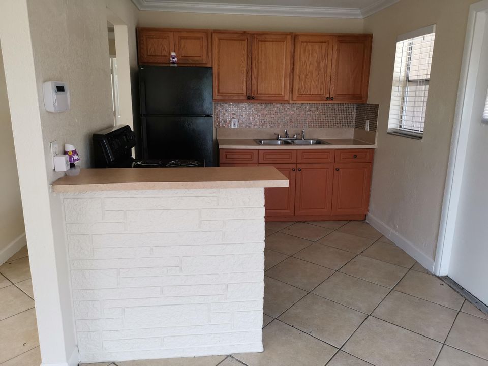 Recently Rented: $1,650 (3 beds, 1 baths, 1045 Square Feet)