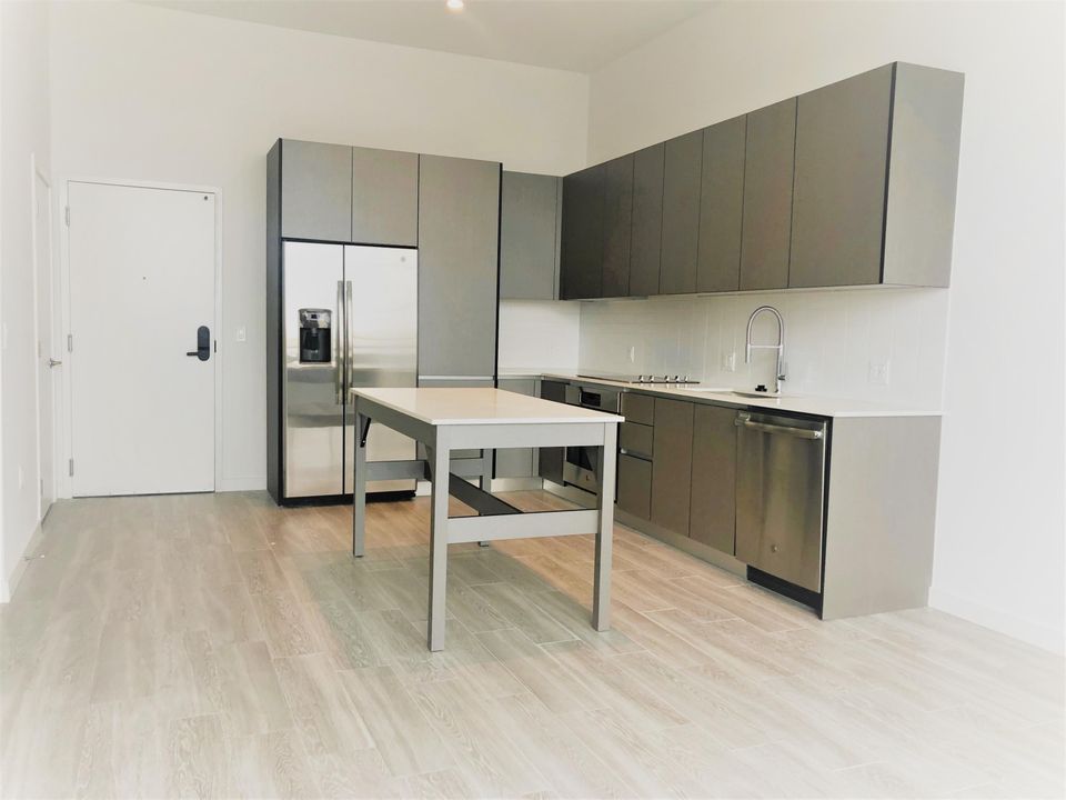 Recently Rented: $2,103 (1 beds, 1 baths, 681 Square Feet)