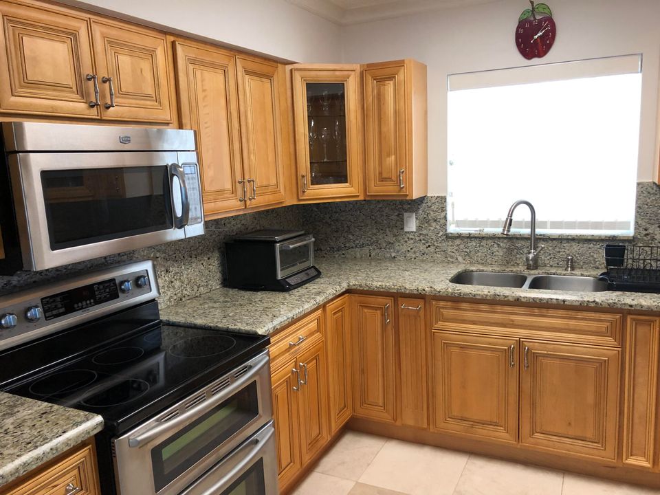 Recently Rented: $4,000 (2 beds, 2 baths, 980 Square Feet)