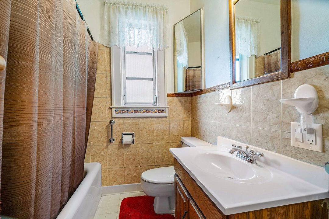 最近售出: $196,000 (3 贝兹, 1 浴室, 1090 平方英尺)
