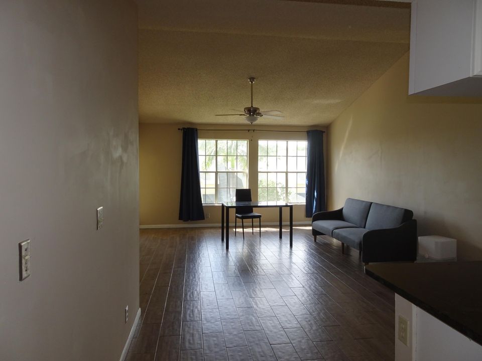 Recently Rented: $750 (1 beds, 1 baths, 450 Square Feet)