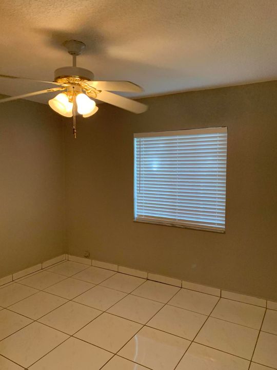 Recently Rented: $1,900 (3 beds, 2 baths, 1400 Square Feet)