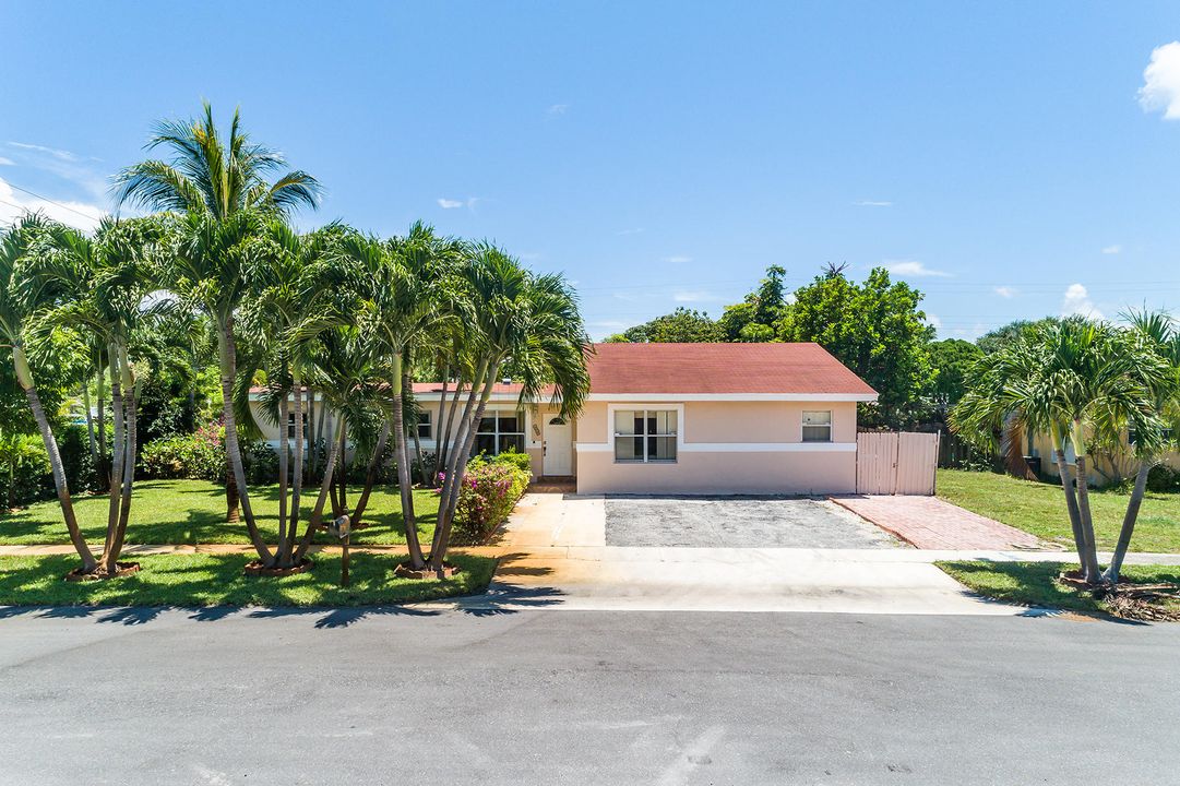 Recently Sold: $310,000 (4 beds, 2 baths, 1894 Square Feet)