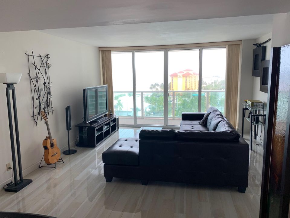 Recently Sold: $640,000 (2 beds, 2 baths, 1050 Square Feet)