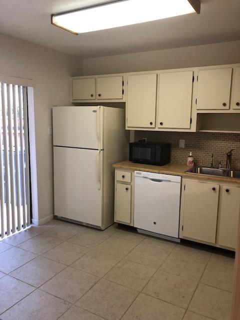 Recently Rented: $1,800 (3 beds, 2 baths, 1488 Square Feet)