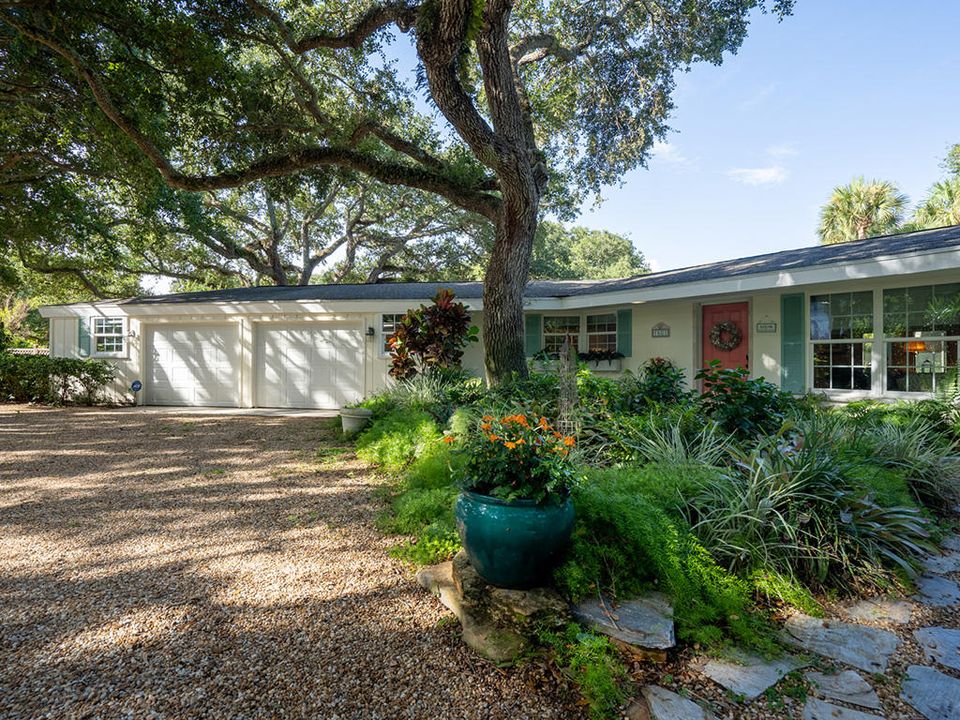 Recently Sold: $865,000 (3 beds, 3 baths, 1751 Square Feet)