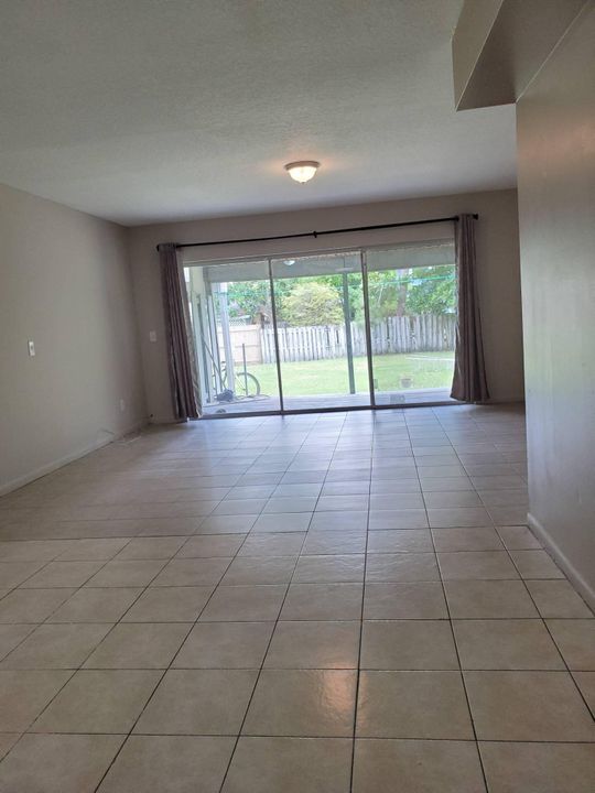 Recently Rented: $1,250 (2 beds, 1 baths, 1552 Square Feet)