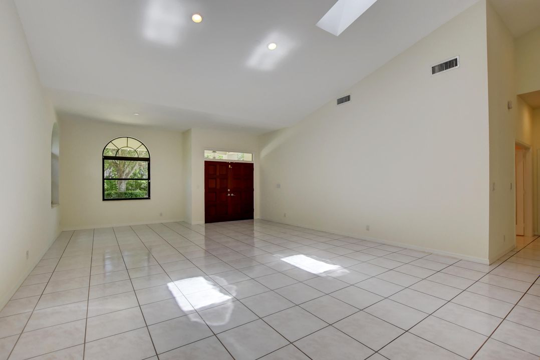 Vendido Recientemente: $799,000 (4 camas, 3 baños, 3318 Pies cuadrados)