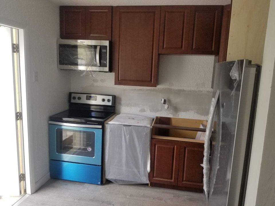 Recently Rented: $1,550 (2 beds, 1 baths, 938 Square Feet)