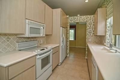 Recently Rented: $2,600 (3 beds, 2 baths, 1952 Square Feet)