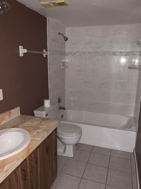 Недавно арендовано: $1,300 (1 спален, 1 ванн, 800 Квадратных фут)