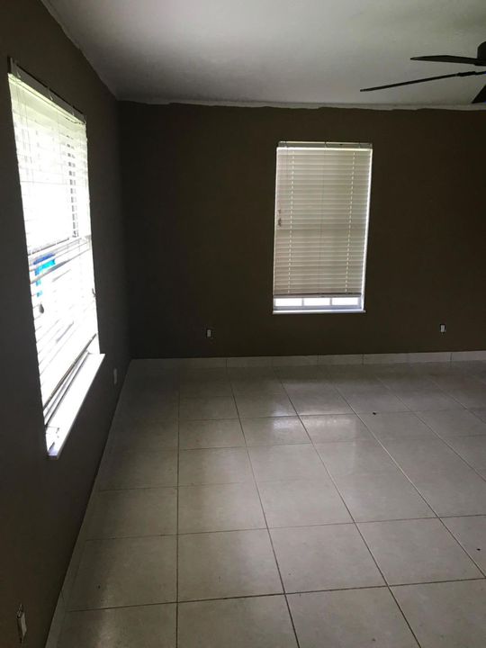 Vendido Recientemente: $214,900 (4 camas, 2 baños, 1600 Pies cuadrados)