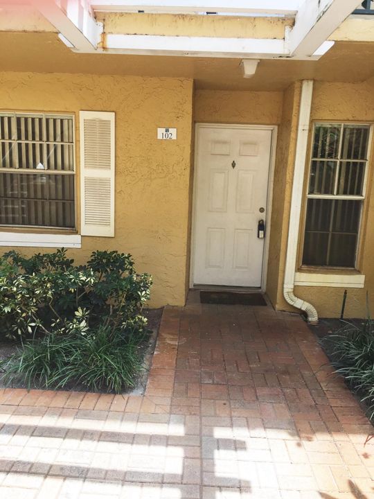 Recently Rented: $1,450 (2 beds, 2 baths, 920 Square Feet)