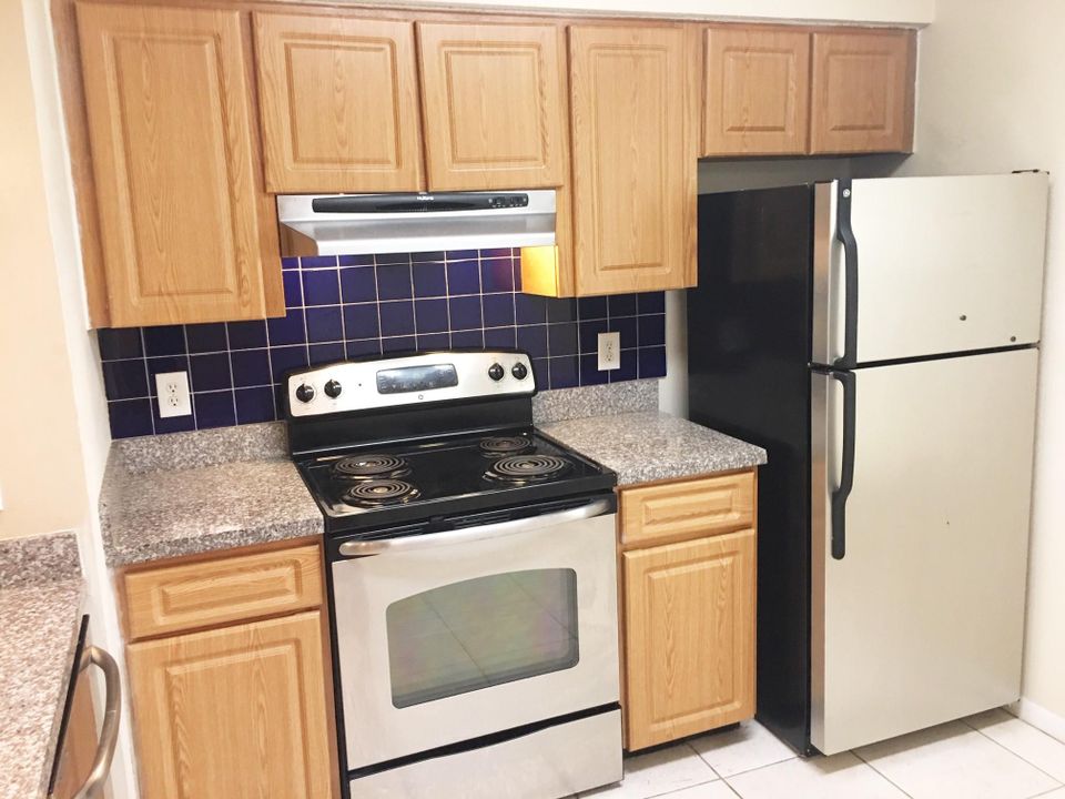Recently Rented: $1,450 (2 beds, 2 baths, 920 Square Feet)