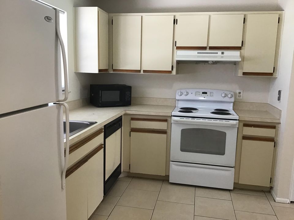 Recently Rented: $1,025 (2 beds, 1 baths, 901 Square Feet)