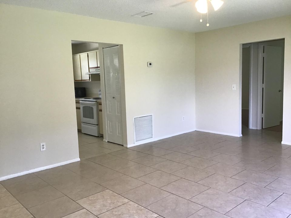 Recently Rented: $1,025 (2 beds, 1 baths, 901 Square Feet)