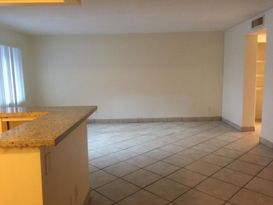 Recently Rented: $1,200 (1 beds, 1 baths, 684 Square Feet)