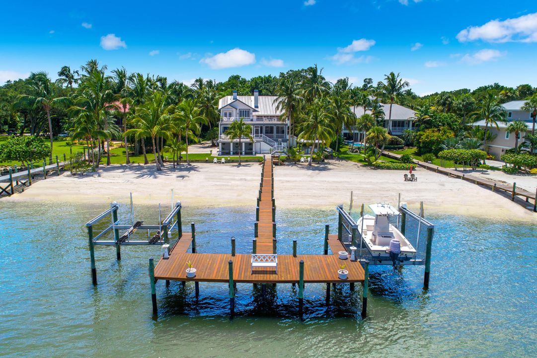 Recently Sold: $1,999,900 (4 beds, 3 baths, 3906 Square Feet)