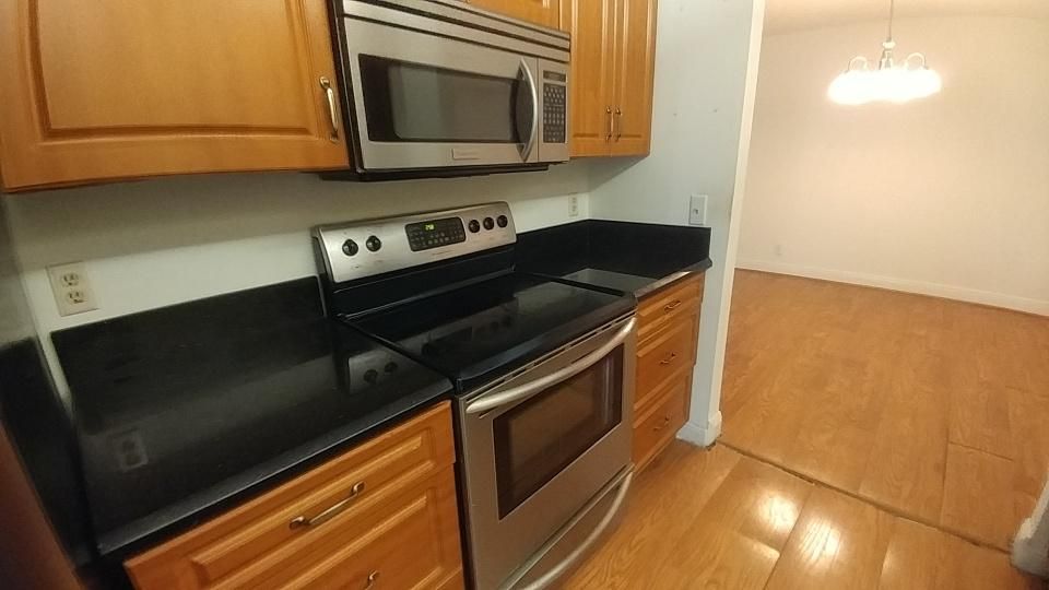 Recently Rented: $1,995 (3 beds, 2 baths, 1638 Square Feet)