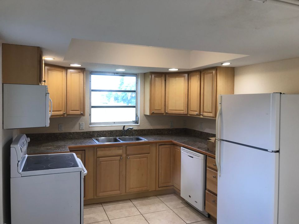 Recently Rented: $2,400 (4 beds, 2 baths, 1672 Square Feet)