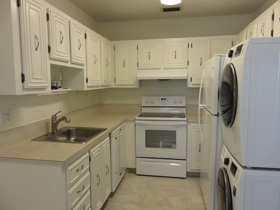 Recently Rented: $1,350 (2 beds, 1 baths, 908 Square Feet)