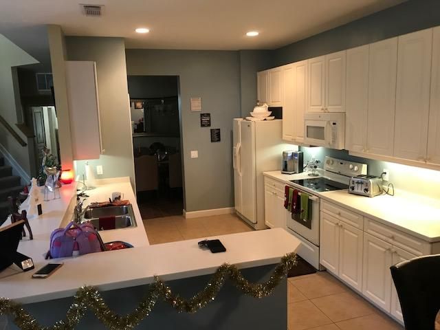 Recently Rented: $1,900 (3 beds, 2 baths, 2028 Square Feet)
