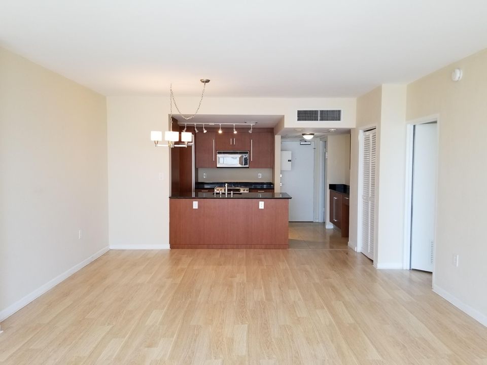 Recently Rented: $2,500 (1 beds, 1 baths, 896 Square Feet)