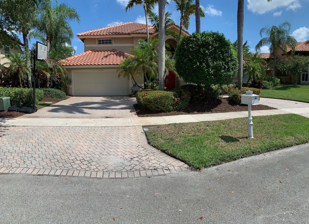 Recently Sold: $719,000 (5 beds, 4 baths, 3265 Square Feet)