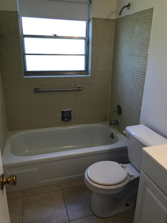 Recently Rented: $995 (2 beds, 1 baths, 814 Square Feet)