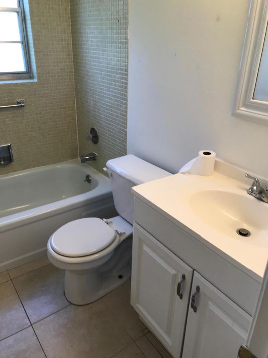 Recently Rented: $995 (2 beds, 1 baths, 814 Square Feet)