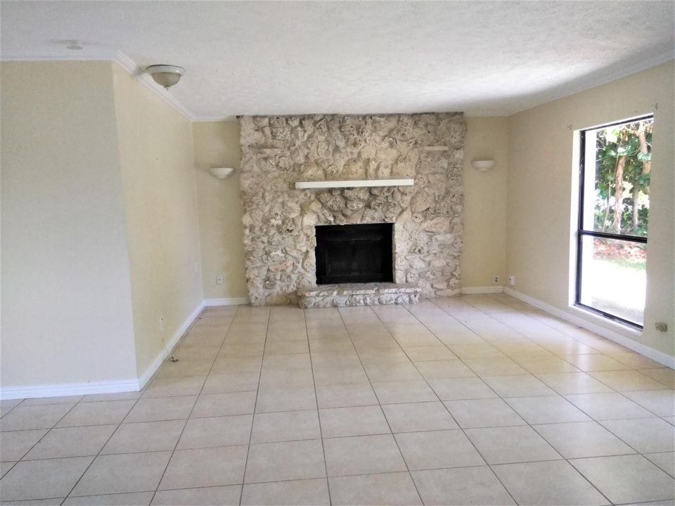 Recently Rented: $2,000 (3 beds, 2 baths, 1658 Square Feet)