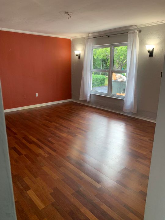 Recently Rented: $2,500 (3 beds, 2 baths, 1402 Square Feet)