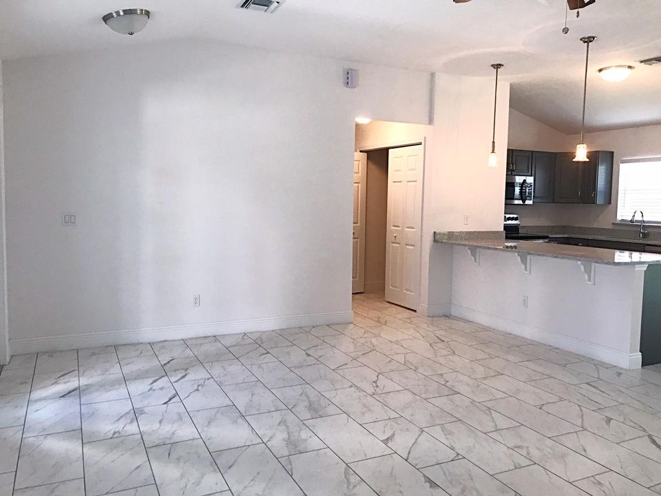 Recently Rented: $1,800 (3 beds, 2 baths, 1376 Square Feet)