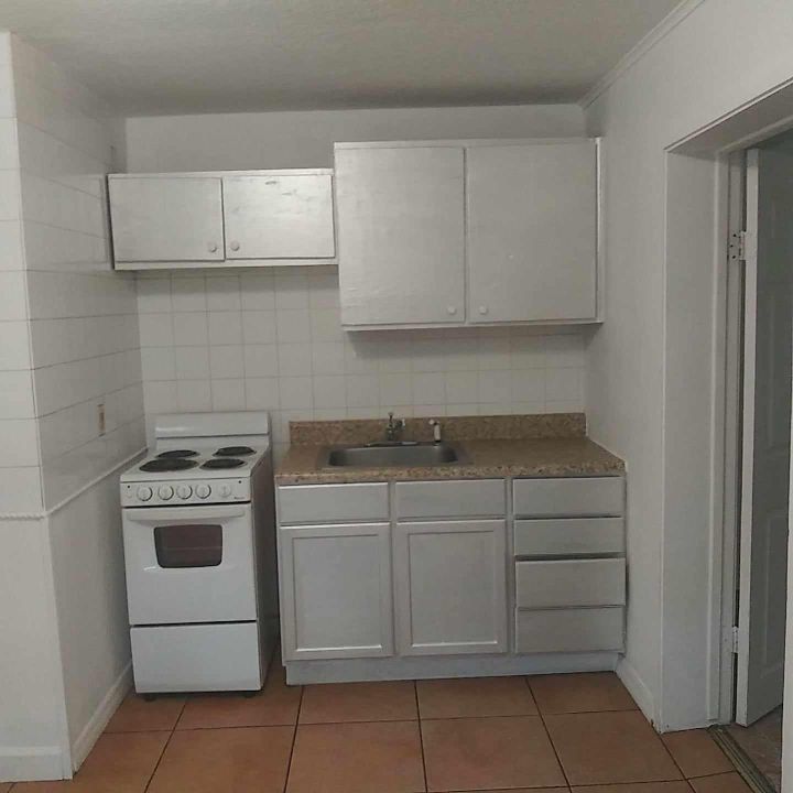 Recently Rented: $800 (2 beds, 1 baths, 470 Square Feet)