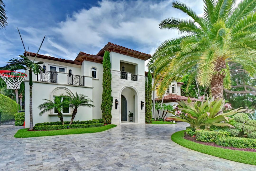 Recently Sold: $3,495,000 (5 beds, 5 baths, 5645 Square Feet)