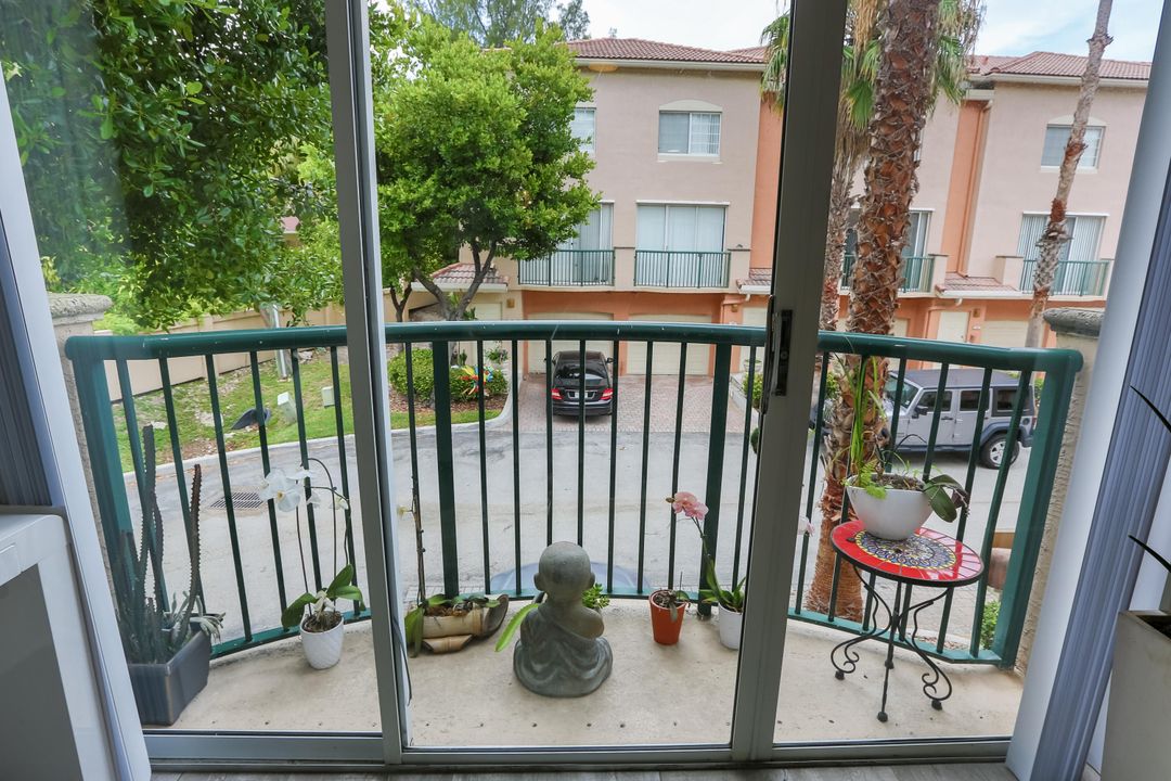 Recently Rented: $2,200 (1 beds, 1 baths, 878 Square Feet)