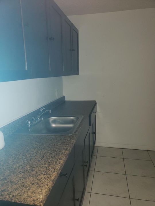 Recently Rented: $800 (1 beds, 1 baths, 450 Square Feet)