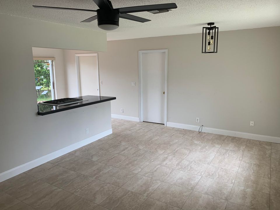 Recently Rented: $1,400 (3 beds, 1 baths, 792 Square Feet)