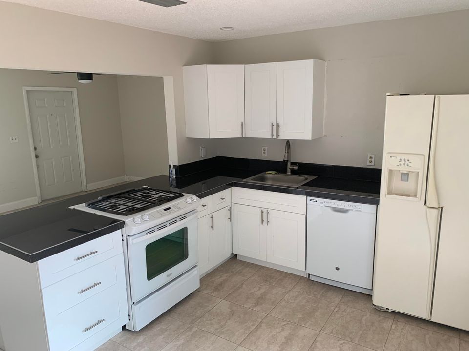 Recently Rented: $1,400 (3 beds, 1 baths, 792 Square Feet)