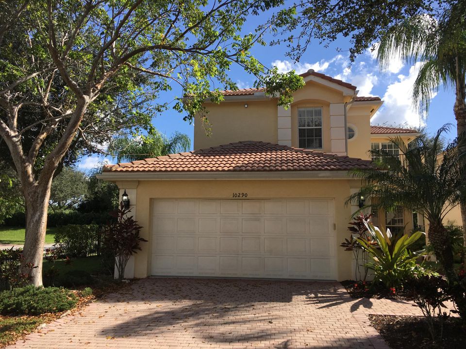 Recently Sold: $435,000 (4 beds, 2 baths, 2515 Square Feet)