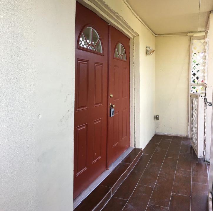 Recently Rented: $1,050 (2 beds, 1 baths, 915 Square Feet)