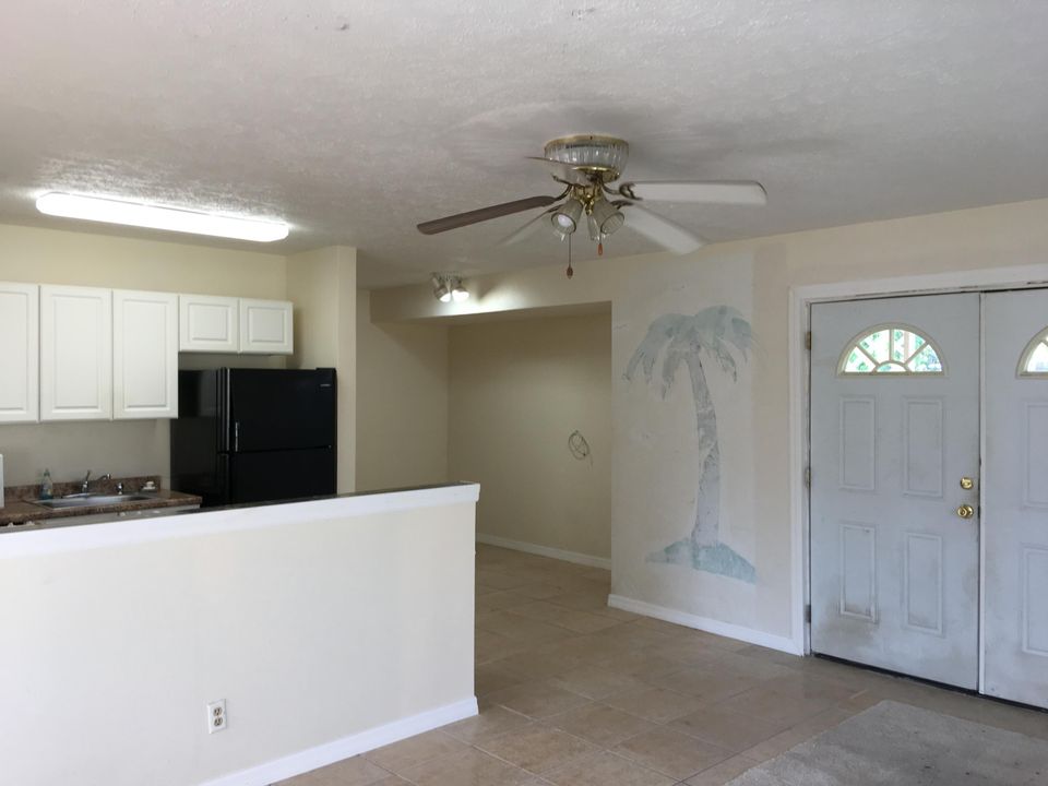 Recently Rented: $1,050 (2 beds, 1 baths, 915 Square Feet)