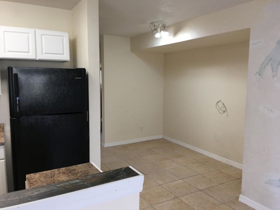 Recently Rented: $1,050 (2 beds, 1 baths, 915 Square Feet)