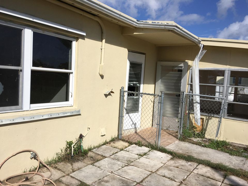 Recently Rented: $1,050 (2 beds, 1 baths, 915 Square Feet)