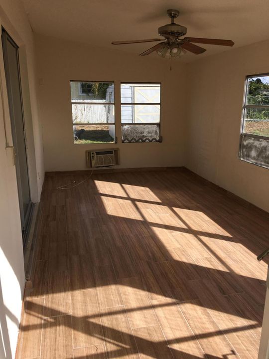 Recently Rented: $1,050 (2 beds, 1 baths, 915 Square Feet)