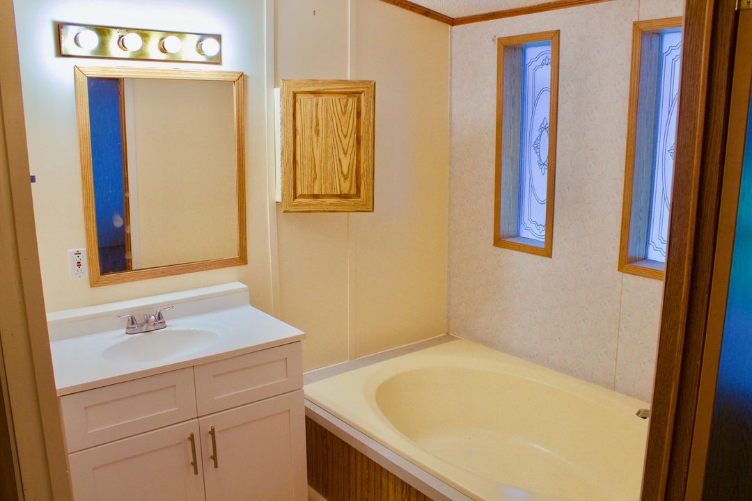 最近售出: $95,000 (3 贝兹, 2 浴室, 1296 平方英尺)